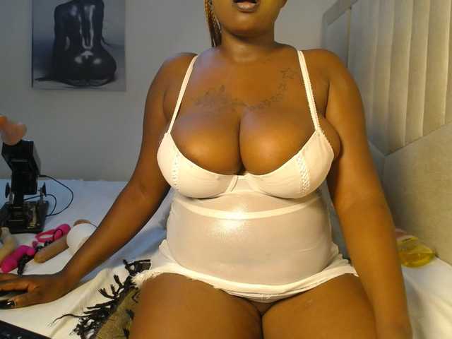 QueenMyaa live cam on BongaCams