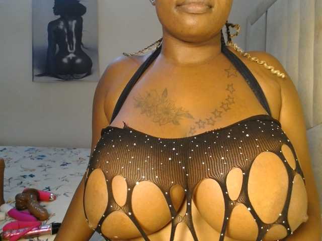 QueenMyaa live cam on BongaCams