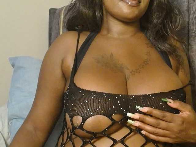 QueenMyaa live webcam show