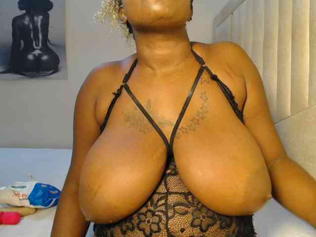 QueenMyaa webcam