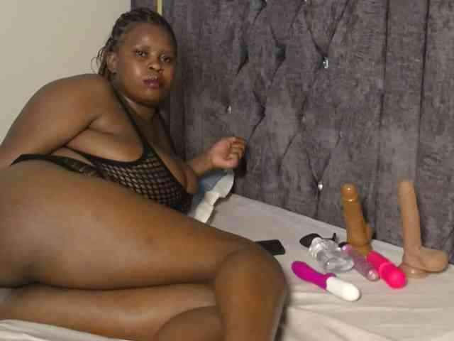 QueenMyaa webcam