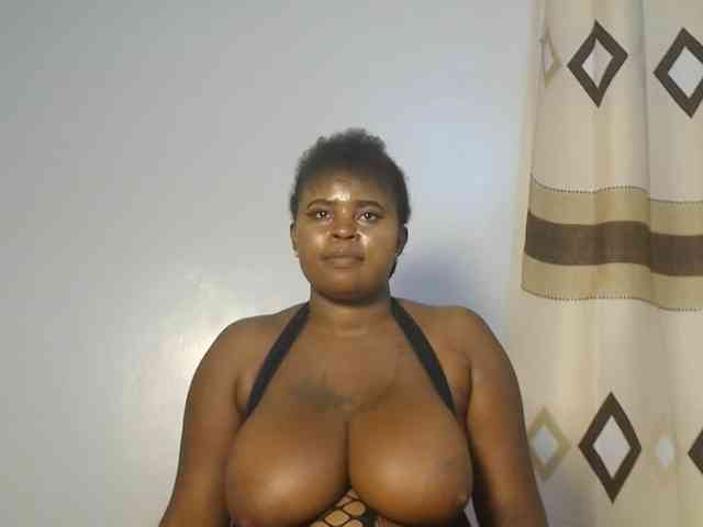 QueenMyaa webcam