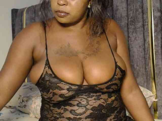 QueenMyaa webcam
