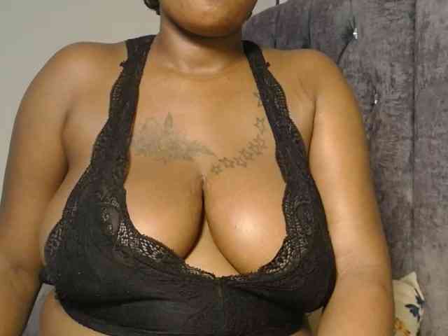 QueenMyaa webcam