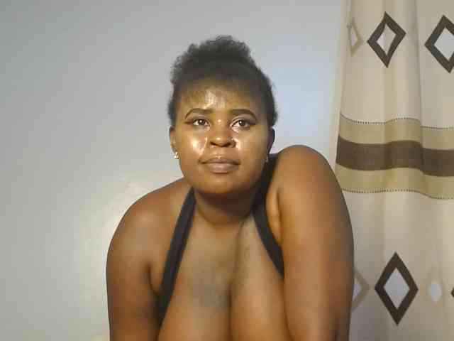 QueenMyaa webcam