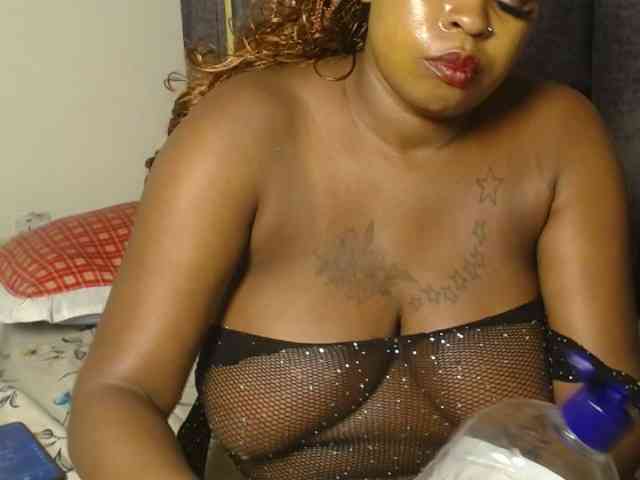 QueenMyaa webcam