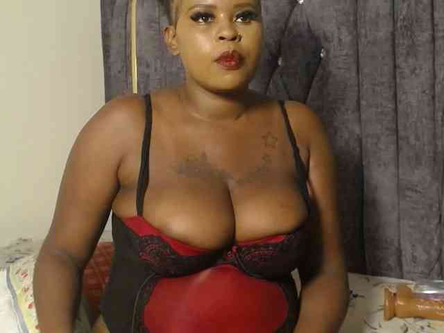 QueenMyaa webcam