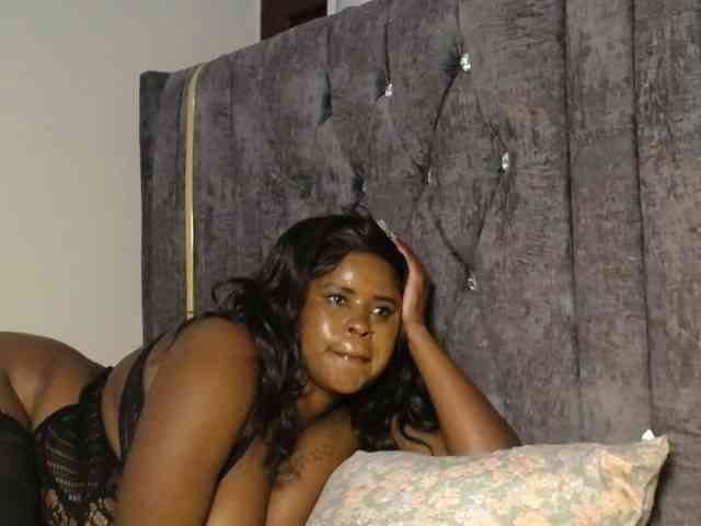 QueenMyaa webcam