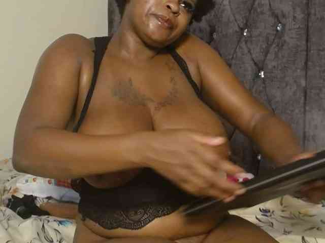 QueenMyaa webcam