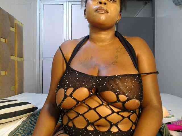 QueenMyaa webcam