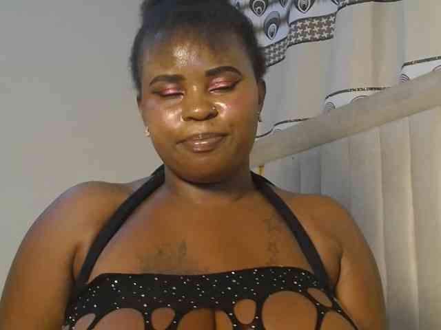 QueenMyaa webcam