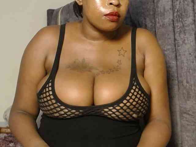QueenMyaa webcam