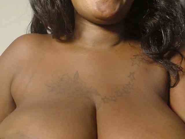 QueenMyaa webcam