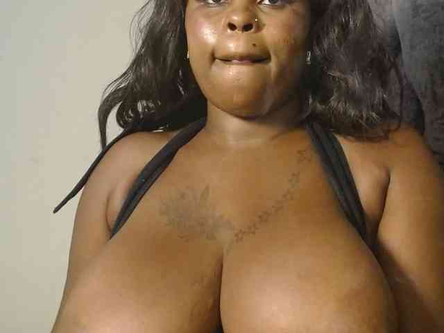 QueenMyaa webcam