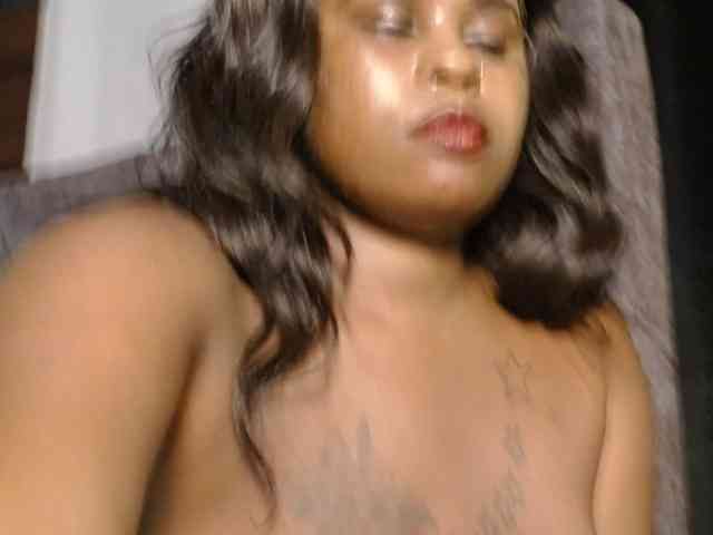 QueenMyaa webcam
