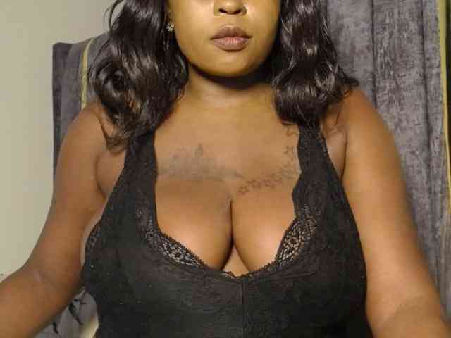 QueenMyaa webcam