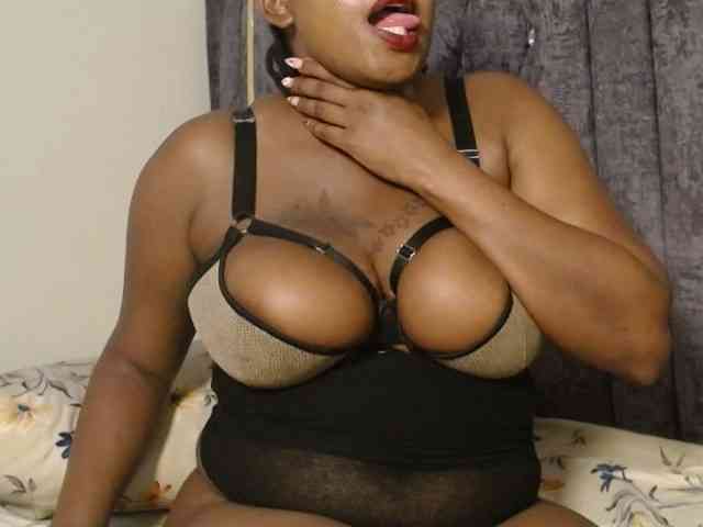 QueenMyaa webcam