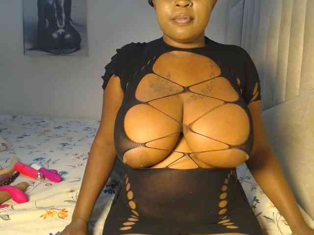 Modèle: QueenMyaa