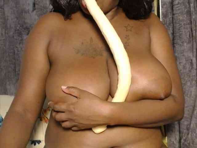 QueenMyaa webcam