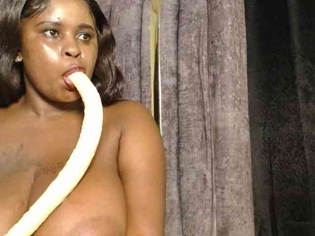QueenMyaa webcam