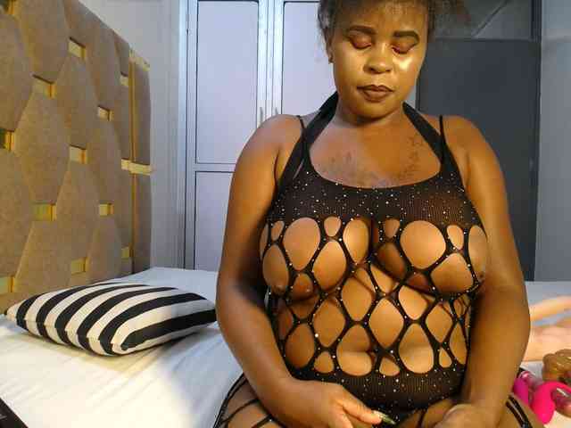 QueenMyaa webcam