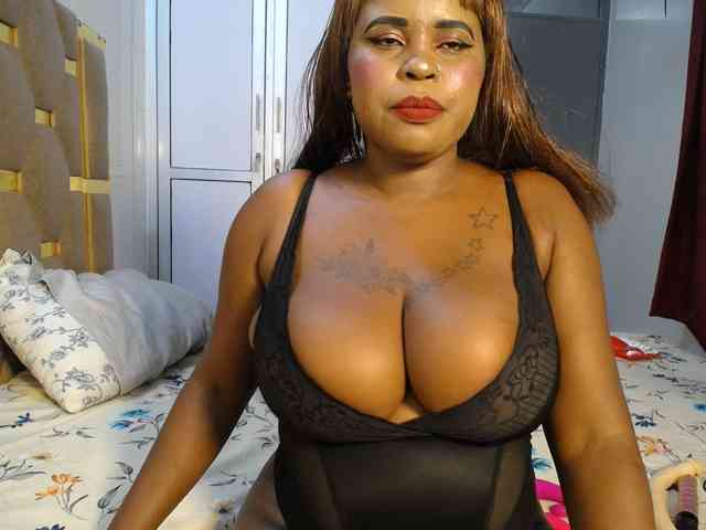 QueenMyaa webcam