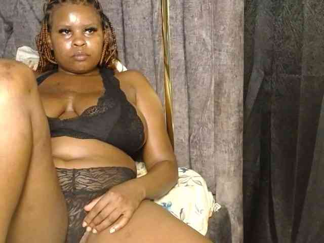 QueenMyaa webcam