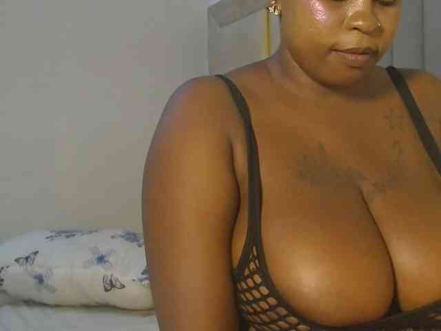 QueenMyaa webcam