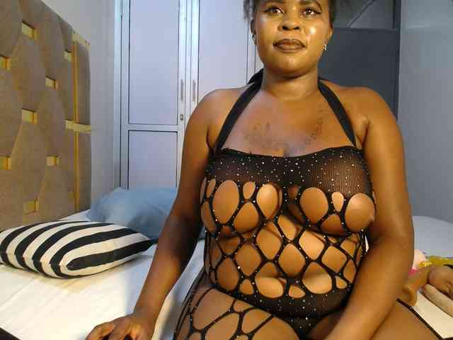 QueenMyaa webcam