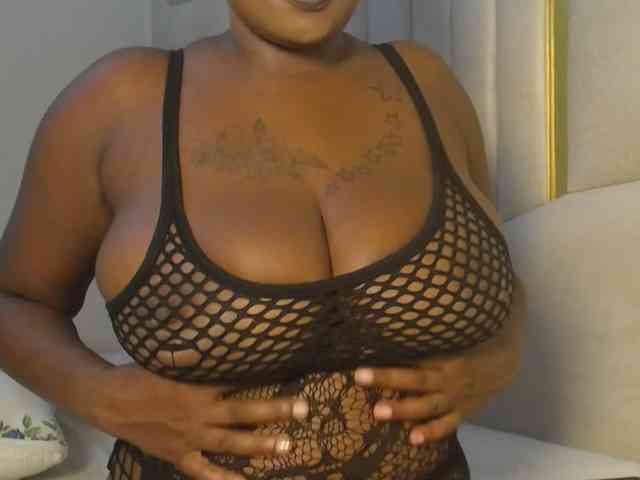 QueenMyaa webcam