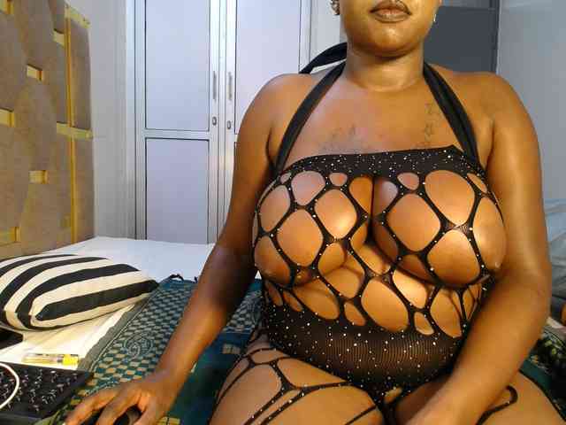 QueenMyaa webcam