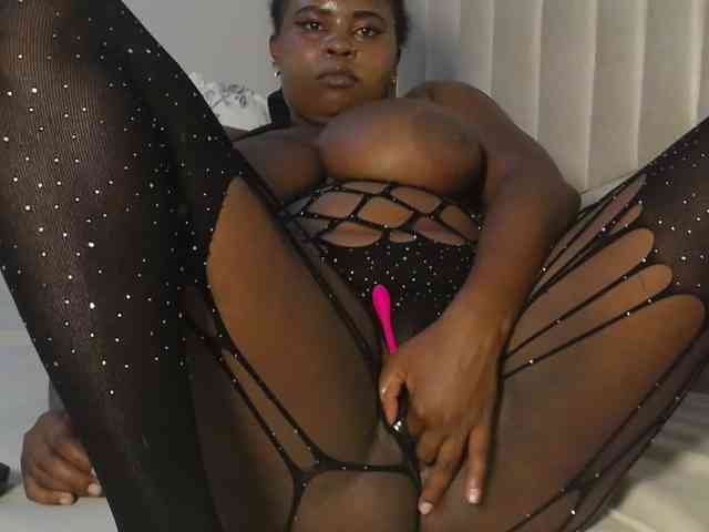 QueenMyaa webcam