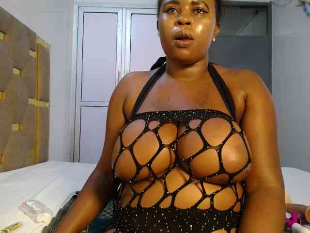 QueenMyaa webcam
