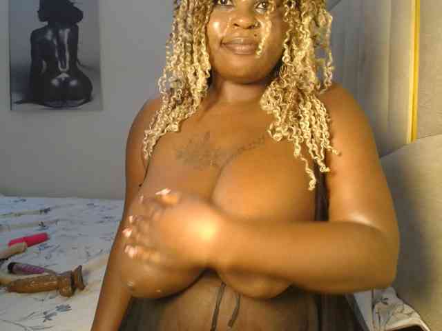 Model: QueenMyaa