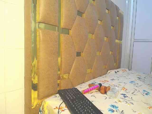 QueenMyaa webcam