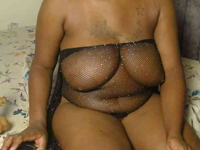 QueenMyaa webcam