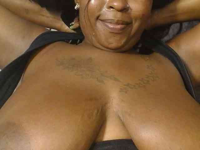 QueenMyaa webcam