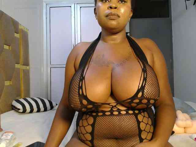 QueenMyaa webcam