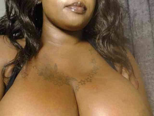 QueenMyaa webcam