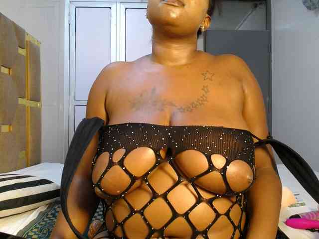 QueenMyaa webcam
