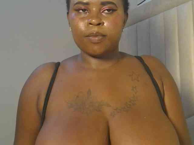 QueenMyaa webcam