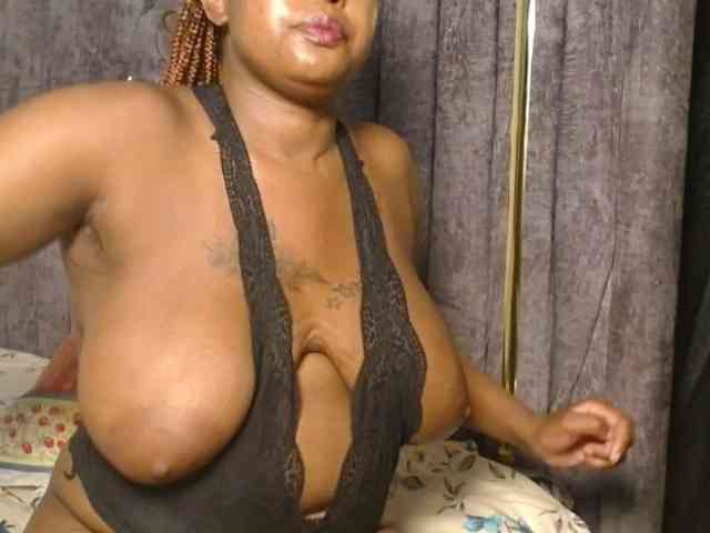QueenMyaa webcam