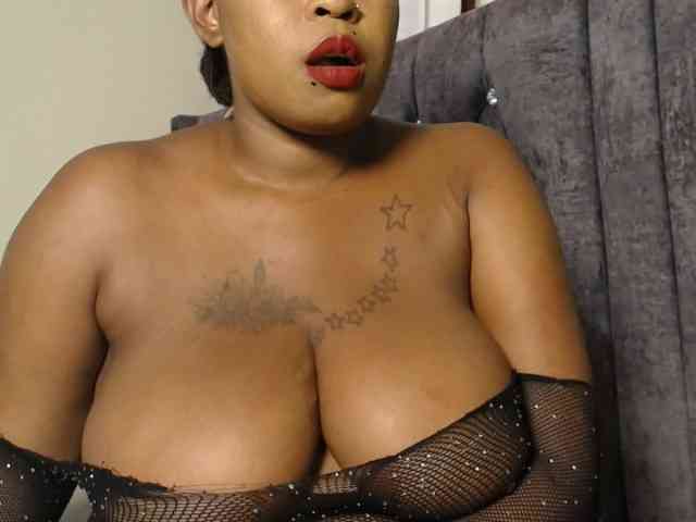 QueenMyaa webcam