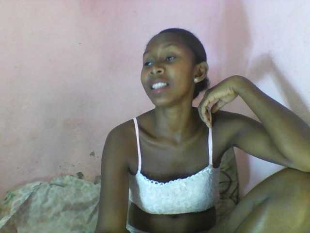 le modèle Natacha24 est en webcam porno dans un show sur le site bongacams, il possède les tags suivants: Ebony,Brunette,Shaved