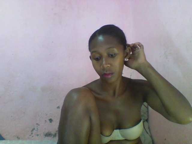 le modèle Natacha24 est en webcam porno dans un show sur le site bongacams, il possède les tags suivants: Ebony,Brunette,Shaved