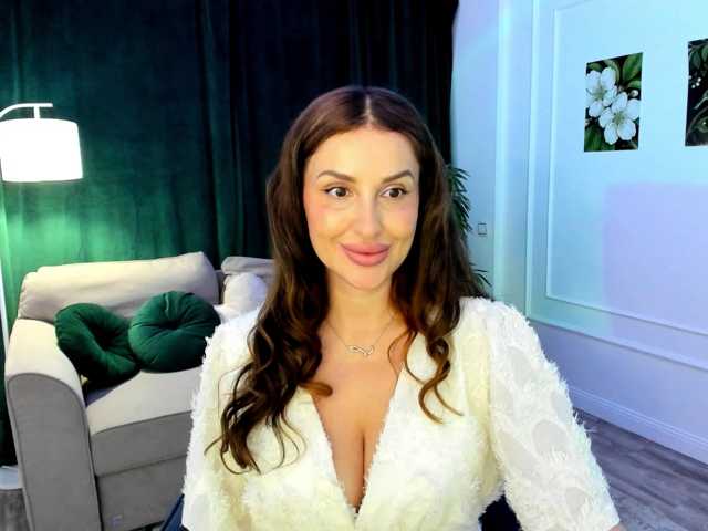 HoneyBlossome, live now on BongaCams