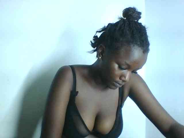 Creamylips Live Webcam on BongaCams