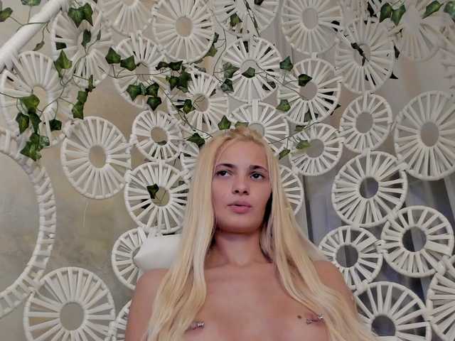 Aria-Lunerva live cam on BongaCams