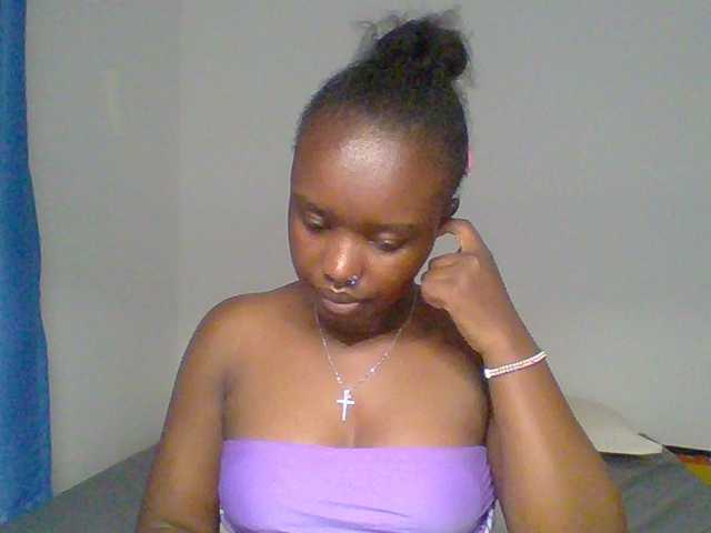 le modèle BubblyAngels est en webcam porno dans un show sur le site bongacams, il possède les tags suivants: Ebony,Brunette,Trimmed