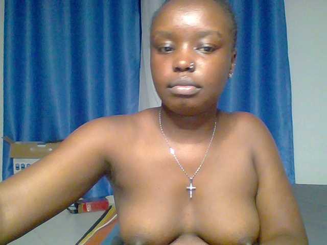le modèle BubblyAngels est en webcam porno dans un show sur le site bongacams, il possède les tags suivants: Ebony,Brunette,Trimmed